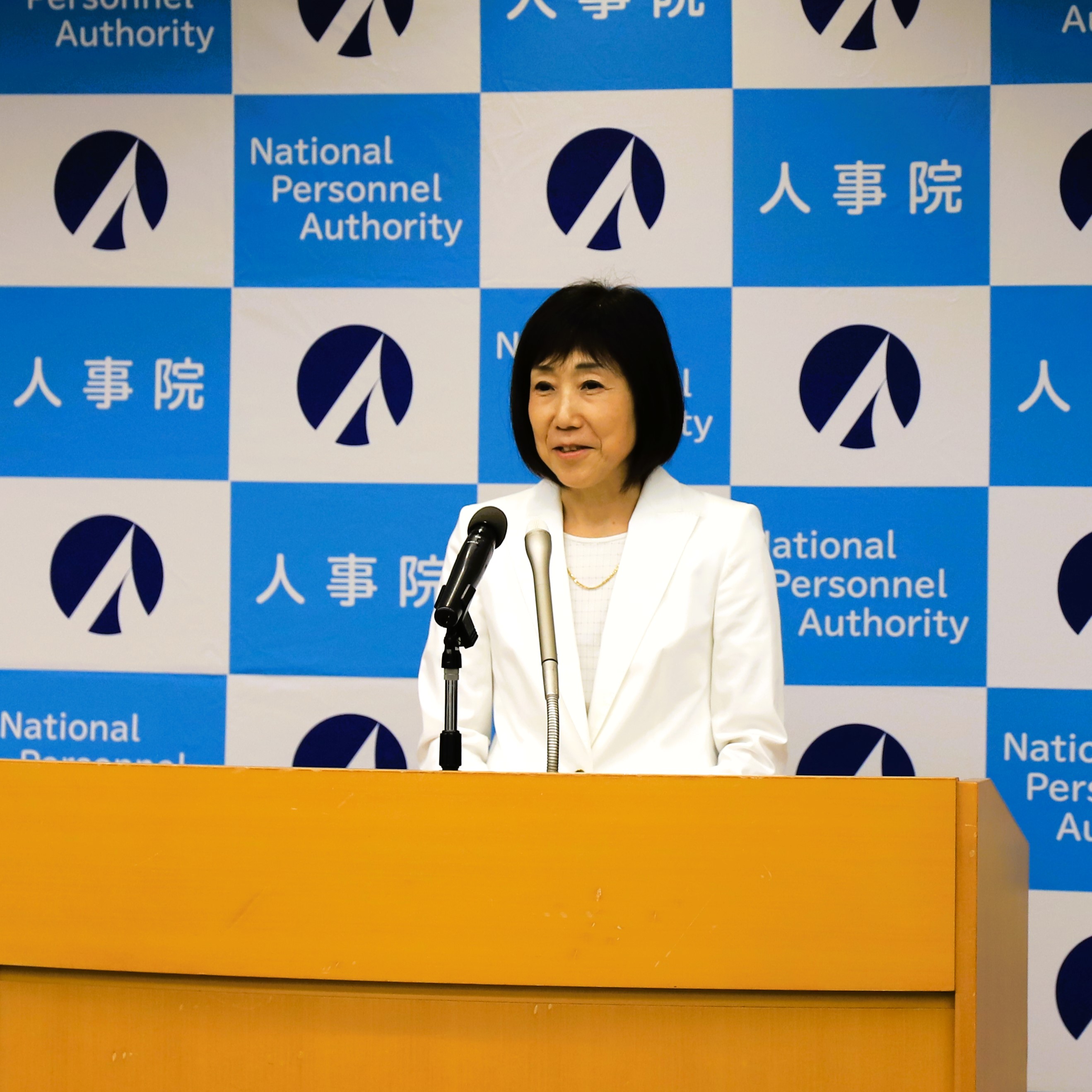 令和6年8月8日人事院勧告・報告における川本総裁記者会見の様子