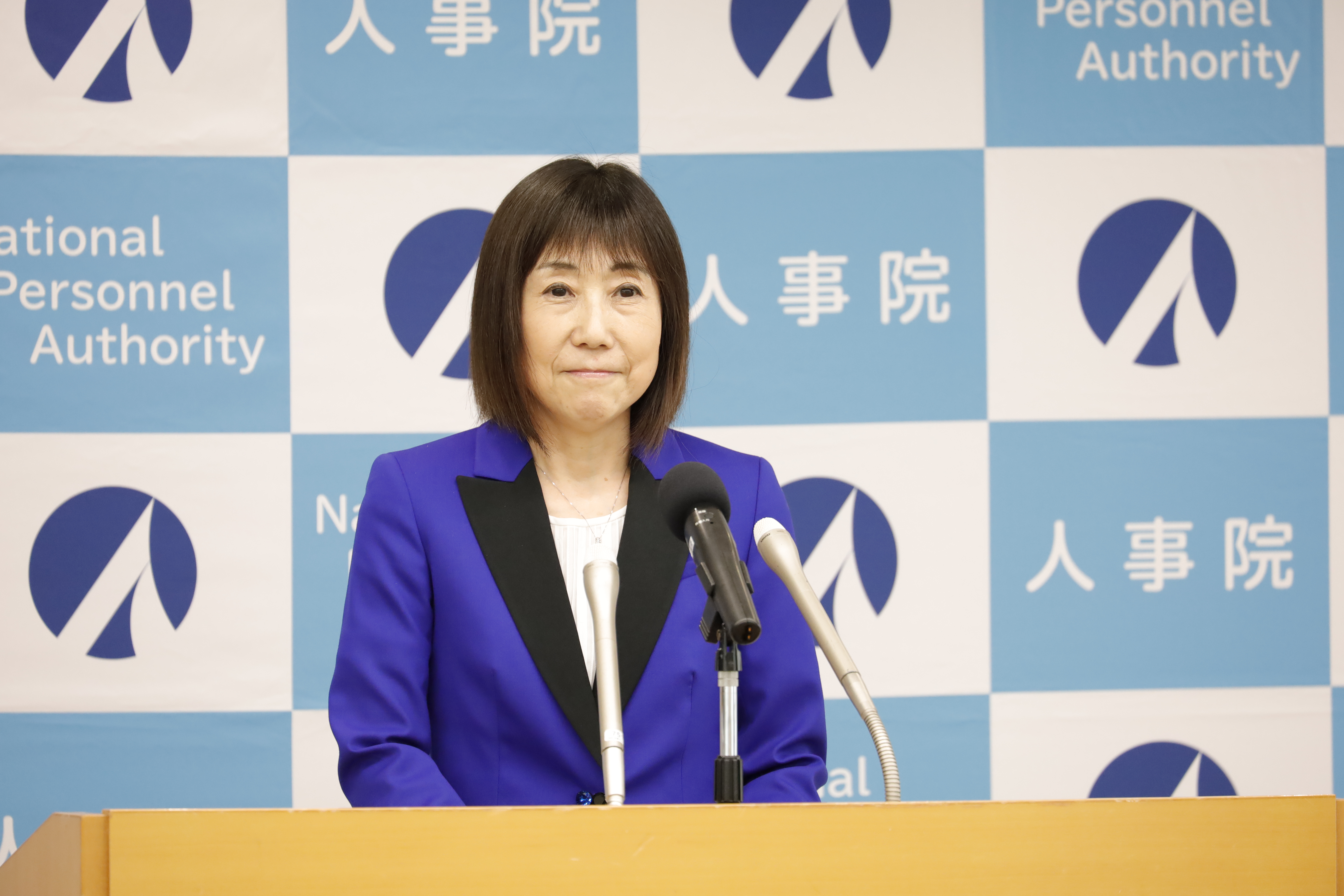 令和6年度年次報告書に関する川本総裁記者会見の様子