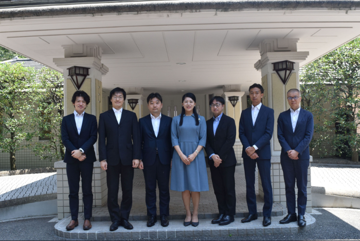 御接見の後、研究員たちと(写真)
