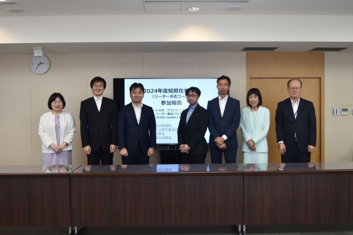 報告会の後、研究員と川本総裁、伊藤人事官、土生人事官(写真)