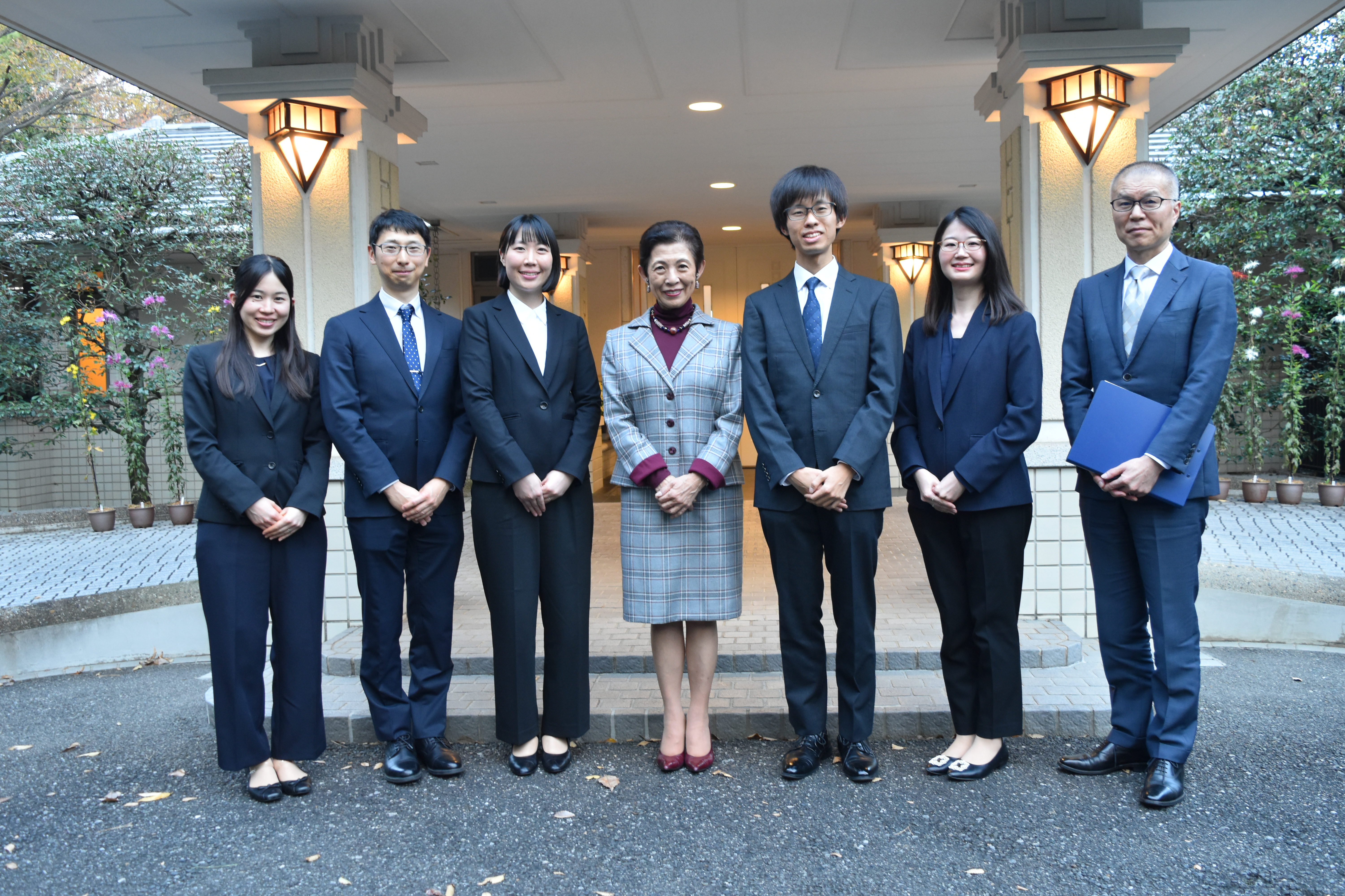 御接見の後に研究員たちと(写真)