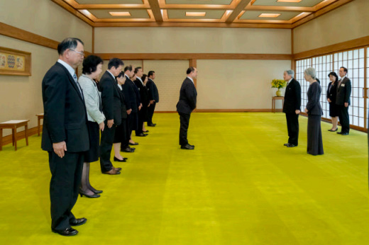 両陛下に御接見を賜る受賞者と配偶者