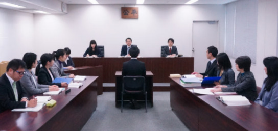 証人尋問を行っている様子(模擬審理)