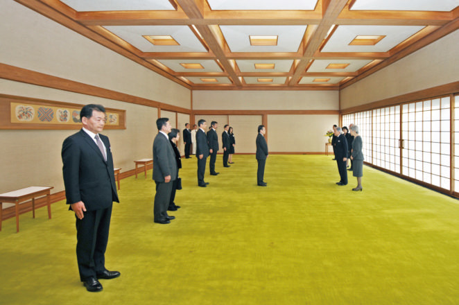 両陛下に御接見を賜る受賞者と配偶者