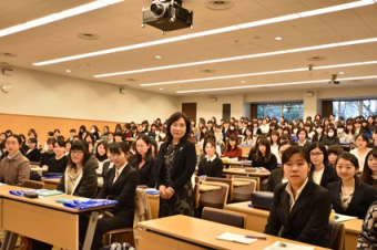 東京地区(第2回)における一宮人事院総裁による講演の様子を写した写真