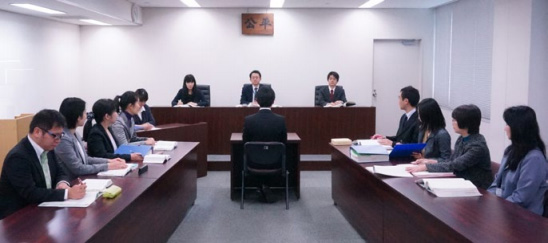証人尋問を行っている様子(模擬審理)の写真