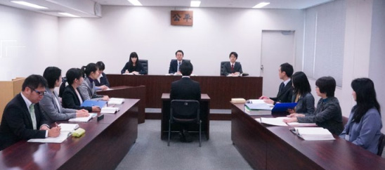 証人尋問を行っている様子(模擬審理)の写真