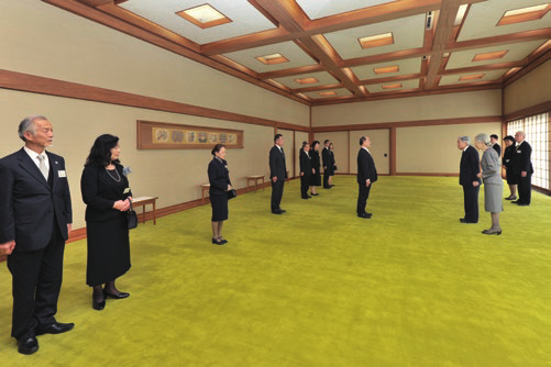 両陛下に御接見を賜る受賞者と配偶者(写真中央は御挨拶をする人事院事務総長)