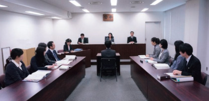 証人尋問を行っている様子(模擬審理)