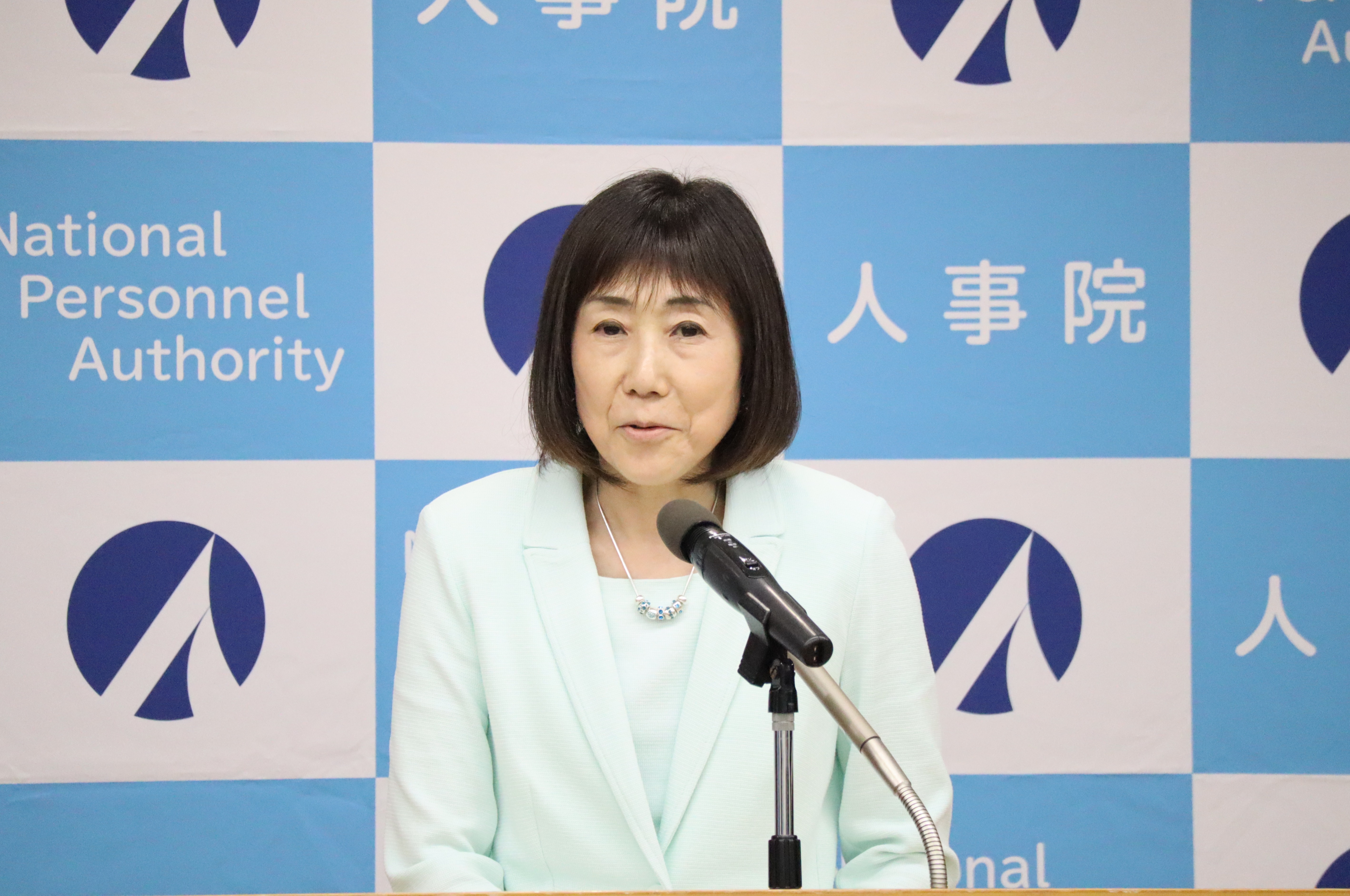 令和5年度年次報告書に関する川本総裁記者会見の様子