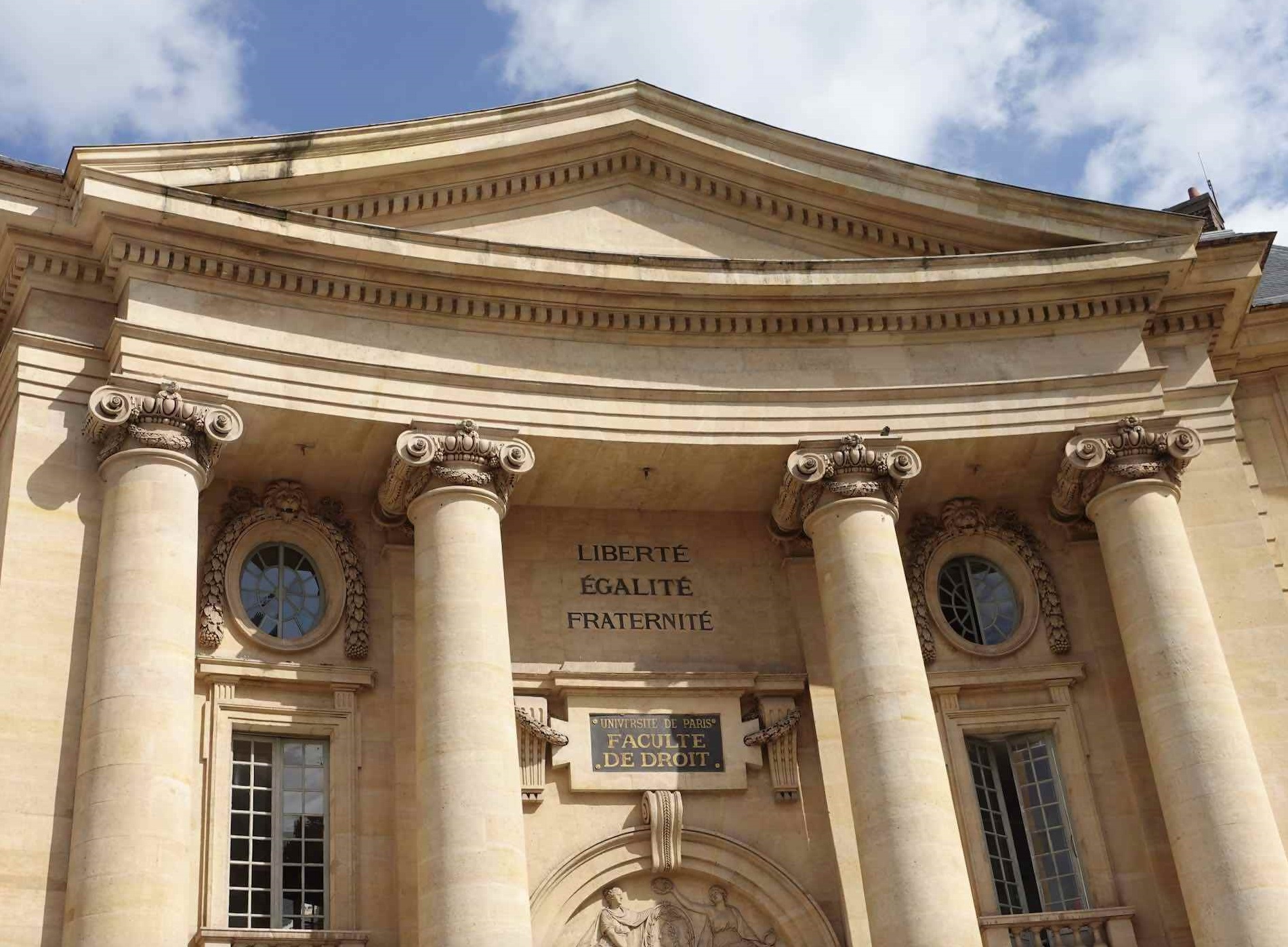 講義の一部が行われた校舎の外観