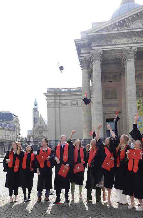 大学院修了式における帽子トス